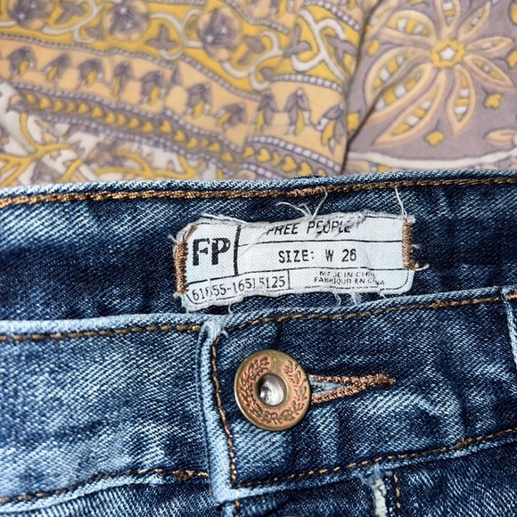Free People Button Front Denim Cutoff Boyfriend Shorts Size 26 - Picture 6 of 9